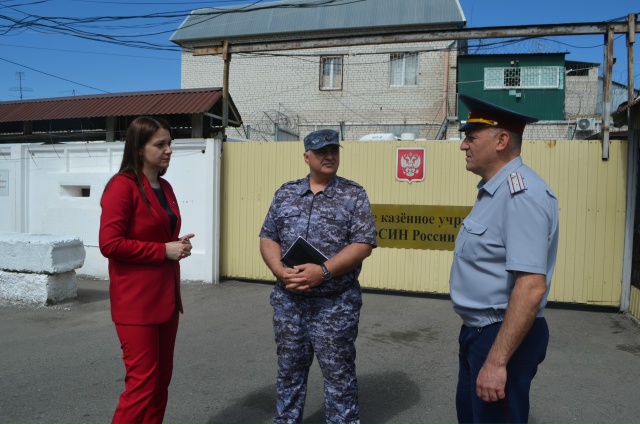 Накануне Уполномоченный по правам ребенка в Карачаево-Черкесской Республике Алакаева Мария Юрьевна проверила соблюдение прав и законных интересов несовершеннолетних, содержащихся в следственном изоляторе №1 ОФСИН России по Карачаево-Черкесской Республике.