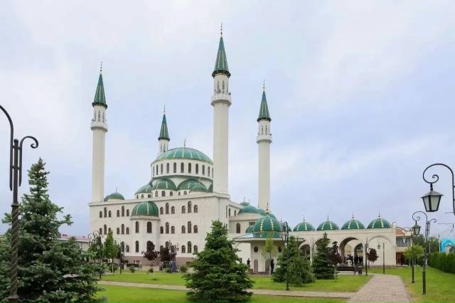 Поздравляю с великим праздником Курбан-байрам!