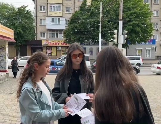 Детский общественный совет при Уполномоченном по правам ребенка в Карачаево-Черкесской Республике провел акцию #ДарюТепло ко Дню защиты детей.