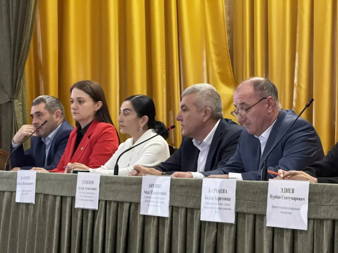 Во исполнение поручения Главы Карачаево-Черкесской Республики Рашида Темрезова в Усть-Джегутинском муниципальном районе состоялась очередная встреча с членами семей военнослужащих