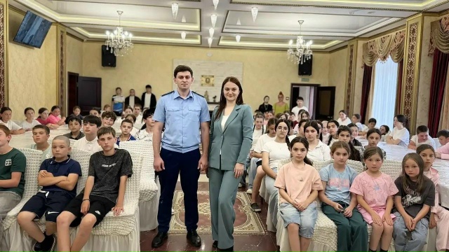 Вместе со старшим помощником прокурора республики по надзору за соблюдением прав, свобод и законных интересов несовершеннолетних Темирканом Таукановичем Коновым встретились с детьми, отдыхающими в летнем оздоровительном лагере «Беслан»