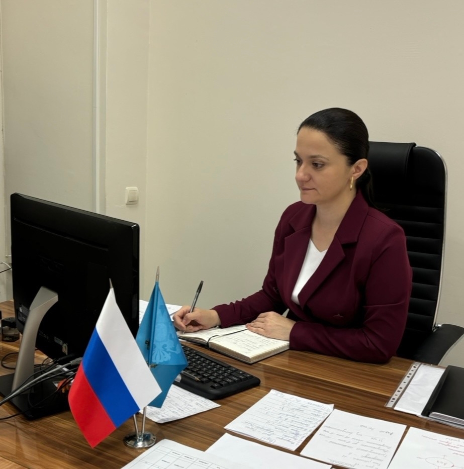Уполномоченный по правам ребенка в Карачаево-Черкесии Алакаева Мария Юрьевна и заведующий «Наркологическим диспансером» Мамхягов Амин Солтанович провели ВКС вебинар «Выявление признаков употребления психоактивных веществ у несовершеннолетних».