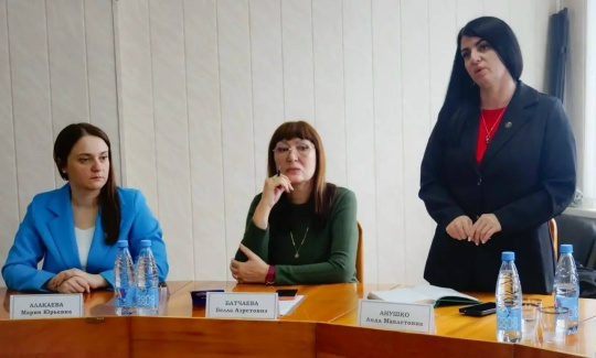  Мария Алакаева приняла участие в очередной встрече представителей профильных ведомств, организаций и администрации муниципалитета с семьями участников специальной военной операции Зеленчукского муниципального района 