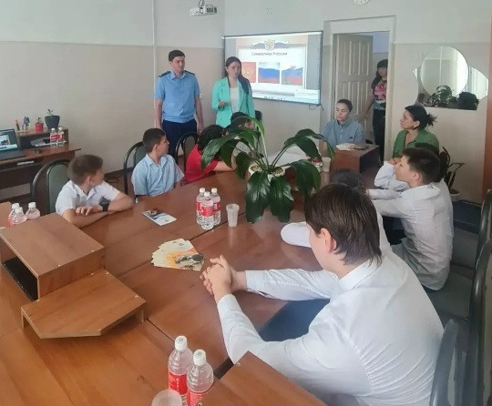 Уполномоченный по правам ребенка в Карачаево-Черкесии Алакаева Мария Юрьевна и старший помощник прокурора Темиркан Конов встретились с воспитанниками централа «Алые паруса».