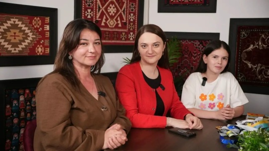 Уполномоченный по правам ребенка в Карачаево-Черкесской Республике Алакаева Мария Юрьевна приняла участие в съёмках программы «На улице дружбы. Голос многонациональной Карачаево-Черкесии» в красивейшей студии телеканала Архыз 24.