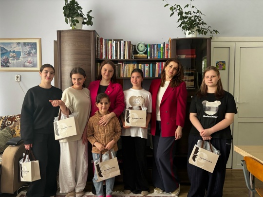 В преддверии Международного дня защиты детей Уполномоченный по правам ребенка в Карачаево-Черкесской Республике Алакаева Мария Юрьевна встретилась с воспитанниками детского дома для детей сирот и детей, оставшихся без попечения родителей.