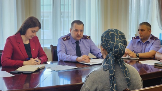 Уполномоченный по правам ребенка в Карачаево-Черкесской Республике Алакаева Мария Юрьевна с руководителем следственного управления СК России по Карачаево-Черкесской Республике полковником юстиции Владимиром Сергеевичем Хорольским провели прием граждан