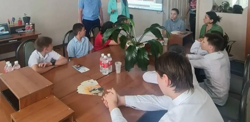 Уполномоченный по правам ребенка в Карачаево-Черкесии Алакаева Мария Юрьевна и старший помощник прокурора Темиркан Конов встретились с воспитанниками централа «Алые паруса».